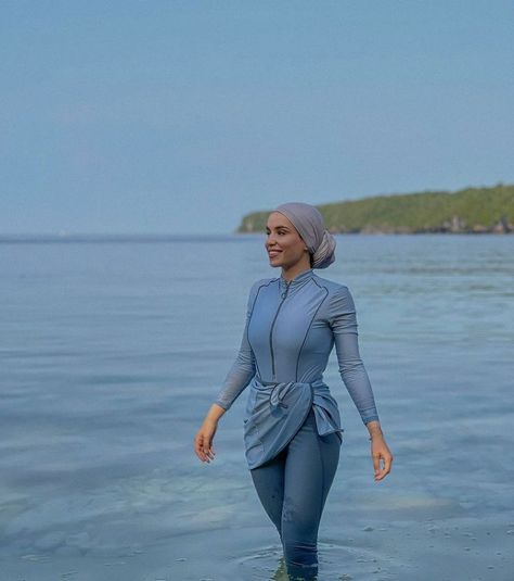 Modesty Beach Outfits, Hijabi Swimming Outfit, Classy Swimwear, Tops Classy, Muslim Swimwear, Girls Fashion Tops, Hijab Fashion Summer, Modest Casual Outfits, Stile Hijab