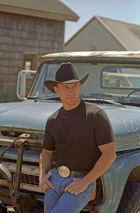 cowboy leaning against the truck Truck Senior Pictures, Mode Country, Boy Senior Portraits, Senior Photos Boys, Cow Boys, Western Photo, Cowboy Pictures, Male Senior Pictures, Country Senior Pictures