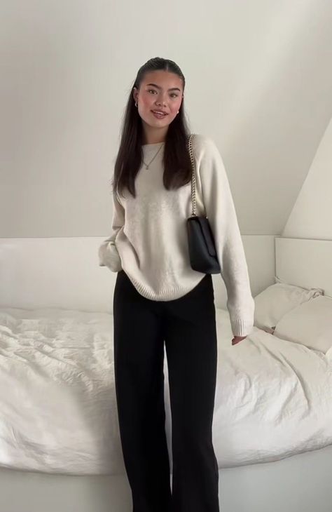 Cozy Lounge Outfits, Cozy Sweaters Outfits, 6th Form Outfits, Soft Feminine Outfits, Sixth Form Outfits, Lounge Outfits, Fall Outfits For School, Sixth Form, Leggings Outfits