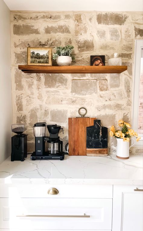 Stone backsplash Natural Stone Backsplash Kitchen, Tuscan Kitchen Ideas Rustic Italian, Italian Kitchen Ideas, Italian Farmhouse Kitchen, Italian Inspired Kitchen, Rustic Italian Kitchen, Italian Country Kitchen, Italian Cottage, Tuscany Kitchen