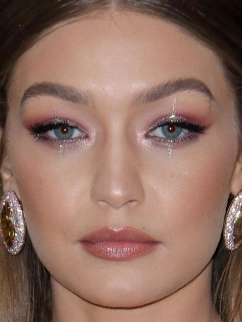 Gigi Hadid Makeup, Red Eyeshadow Makeup, Rings Hippie, Wearing Rings, Hippie Makeup, Red Carpet Makeup, Celebrity Makeup Looks, Hippie Aesthetic, Red Eyeshadow