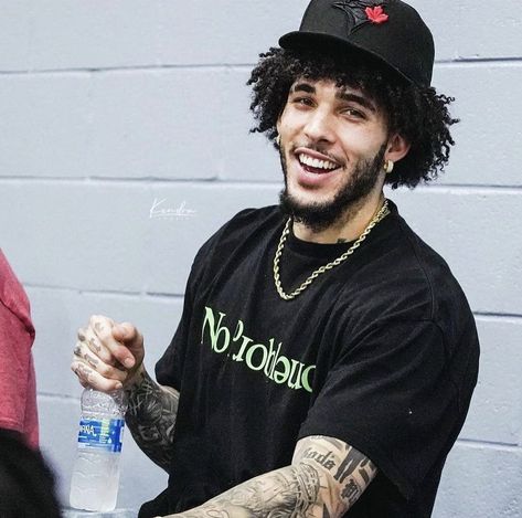 Beard Taper, Ball Brothers, Liangelo Ball, Basketball Boys, Afro Hairstyles Men, Snapchat Ideas, Ball Hairstyles, Lamelo Ball, Black Men Street Fashion