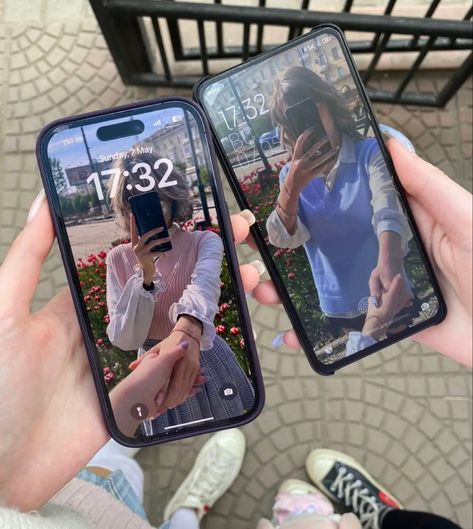 Matching Homescreens For Best Friends, Bestie Trends, Duo Poses Friends, Group Picture Poses, Photos Bff, Sisters Photoshoot Poses, Best Friend Wallpaper, Bff Poses, Best Friend Pictures Tumblr