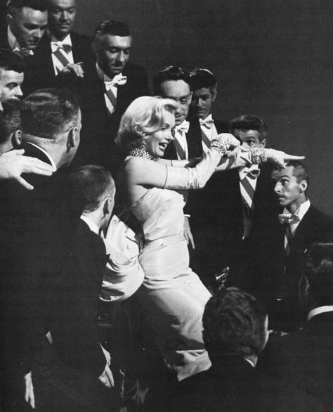 Marilyn Monroe Wedding, Marilyn Monroe Fan Art, Marilyn Monroe Diamonds, Marilyn Monroe Wallpaper, Old Hollywood Aesthetic, Marilyn Monroe Movies, Hollywood Aesthetic, Gentlemen Prefer Blondes, Image Swag