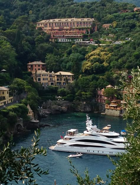 Luxury Yacht Aesthetic, Luxury Vacation Aesthetic, Large Yacht, Yacht Lifestyle, Yacht Aesthetic, Board Inspiration, Rich Life, Old Money Aesthetic, European Summer