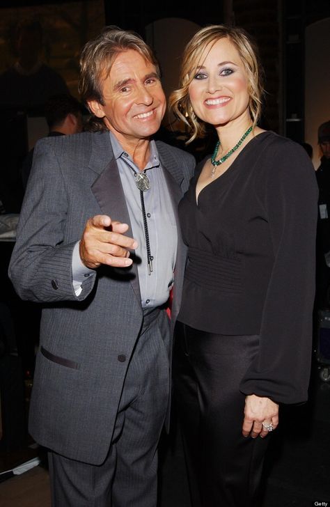 Very nice photo of Davy Jones and Maureen McCormick (aka Marcia Brady), taken in 2003 Mickey Dolenz, Marcia Brady, Davy Jones Monkees, Maureen Mccormick, Nostalgic Music, Michael Nesmith, Jerry Lee, Brady Bunch, The Brady Bunch