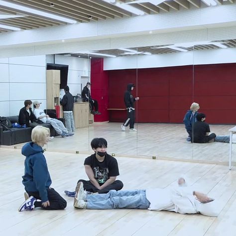 Skz Practice Room, Dance Practice Room Aesthetic, Jyp Dance Practice Room, Jyp Practice Room, Jyp Entertainment Dance Studio, Straykids Dance Practice, Skz Dance Practice, Antonella Core, Dance Practice Room