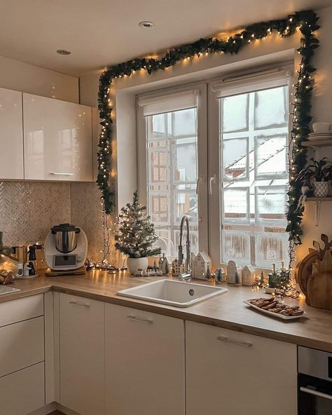 Winter Decor Ideas For The Home Cozy, Neutral House Decor, Cozy Decorating Ideas, Winter House Decor, Cozy Home Decor Ideas, Winter Kitchen, Christmas Decorations Apartment, Cozy Homes, Cozy Christmas Decor