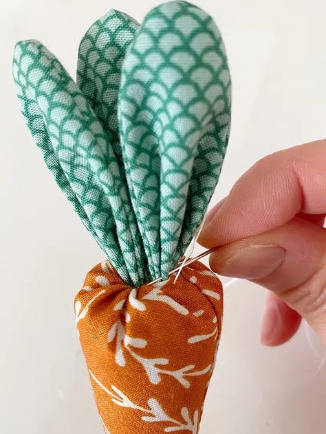 In this post, I'm sharing my handmade fabric carrot tutorial, the perfect little craft to make and decorate your home with for Easter. #Eastercarrots #fabriccarrots #Easterdecor #Eastercraft Carrot Stuffed Toy, Carrot Pattern Fabric, Carrot Pillow Pattern, Stuffed Carrot Pattern, Carrot Pillow Diy, Diy Fabric Carrots For Easter, Diy Carrots Decor, Fabric Carrots How To Make, Fabric Carrots Pattern