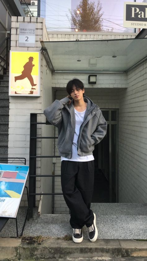 Ulzzang Guy Outfit, Male University Outfit, South Korea Fashion Men, Different Styles Men, Cool Outfits For Men Classy, Japan Male Fashion, Asian Male Fashion Street Style, Picture Ideas Instagram Men, Outfit Inspired Men