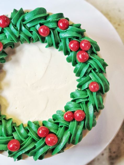 Four simple and cute Christmas cake decorating ideas for your holiday parties. #cakebycourtney #christmascake #holidaycakes #cakedecorating Easy Holiday Cakes, Christmas Cakes Images, Christmas Cake Decorating Ideas, Easy Christmas Cake, Christmas Cake Decorating, Christmas Cakes Easy, Christmas Themed Cake, Mascarpone Frosting, Wonderland Cake