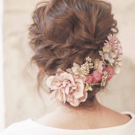 Floral Updo, Sanggul Modern, Loose Wedding Hair, Wavy Wedding Hair, Bridal Hair Buns, Indian Wedding Hairstyles, Flowers In Her Hair, Hair Arrange, Indian Bridal Hairstyles