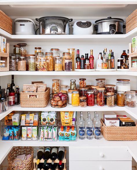 Keeping an organized kitchen can be no easy feat, whether you live alone or have a house full of kids. Even when I used to live alone, the outside of my kitchen looked pristine (countertops, sink, and all), but when you opened up some of the cabinets it was a whole other story. Snacks were Pantry Organization Ideas, Pantry Fridge, Desert Boho, Organized Kitchen, Organization Station, Live Alone, House Organisation, Kitchen Organization Pantry, Food Storage Container Set