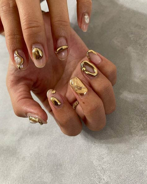 Short Nails Gold Design, Fun New Years Nails, Short Gold Nail Designs, Gold Short Nails, Short Gold Nails, Easy Cute Nail Designs, Cute Summer Nails Simple, Nail Designs Gold, Short Toenails