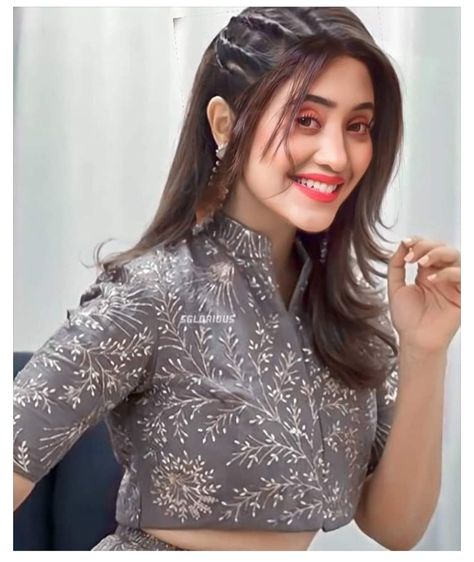 Hair Design For Wedding, Indian Makeup Looks, Hear Style, Hair Style On Saree, Photos Of Celebrities, Traditional Hairstyle, Hair Curling Tips, Bollywood Hairstyles, Shivangi Joshi