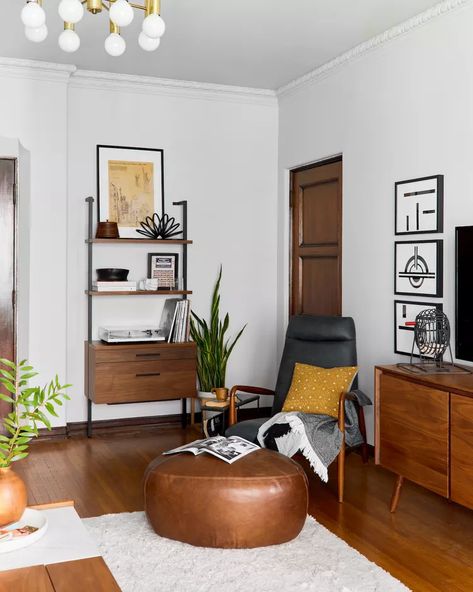 Tiny Mid Century Modern Home, Mid Century Modern Apartment Living Room, Mid Century Eclectic Living Room, Dark Wood Living Room, Mcm Living Room, Mid Century Eclectic, Mcm Living, Mid Century Modern Interior Design, Deco Studio