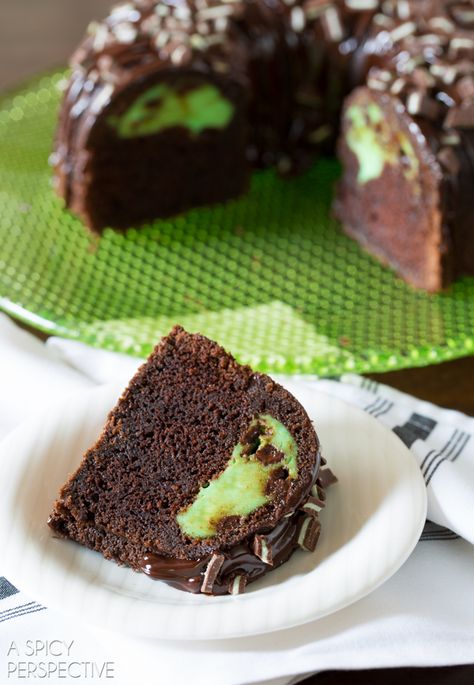 Amazing Chocolate Mint Bundt Cake Recipe Mint Bundt Cake, Coloring Chocolate, Chocolate Bundt Cake Recipe, Filled Chocolates, Andes Mints, Cake Book, Dessert Original, Stuffing Recipes For Thanksgiving, Peppermint Extract