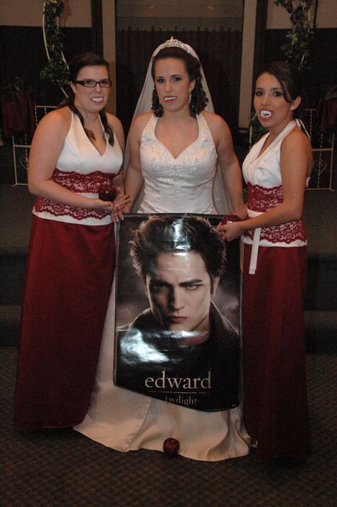 Ugly Bridesmaid Dresses, Tacky Wedding, Vampire Wedding, Awkward Wedding Photos, Twilight Wedding, Funny Wedding Pictures, Wedding Fail, Funny Wedding Photos, Wedding Couple Photos