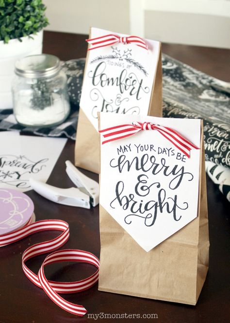 Holiday Treat Bags, Halloween Themed Appetizers, Holiday Treats Gifts, Kids Treat Bags, Winter Karten, Halloween Appetizers Easy, Christmas Goodie Bags, Halloween Party Appetizers, Hand Lettered Christmas