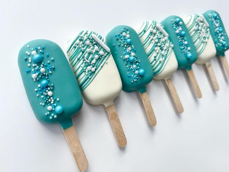 Gourmandisement on Instagram: “Bon week-end !! #magnumcake #cakesicles #popsicles” Ice Pops Cake, Teal Cake Pops, Blue Cakesicles, Cake Popsicles Ideas, Cakesicles Ideas, Chocolate Heart Cakes, Blue Cake Pops, Cake Popsicles, Cake Pop Decorating