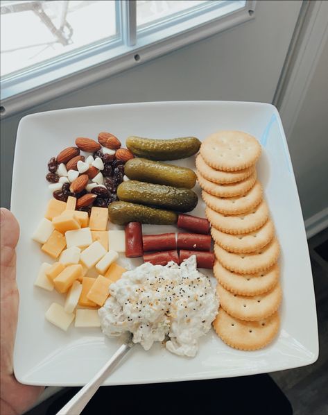 Grazing plates are a great quick and healthy lunch option! Grazing Lunch, Lunch Snack Plate, Snack Plate Lunch, Grazing Plate, Plate Lunch, Food Babe, School Lunches, After School Snacks, Snack Plate