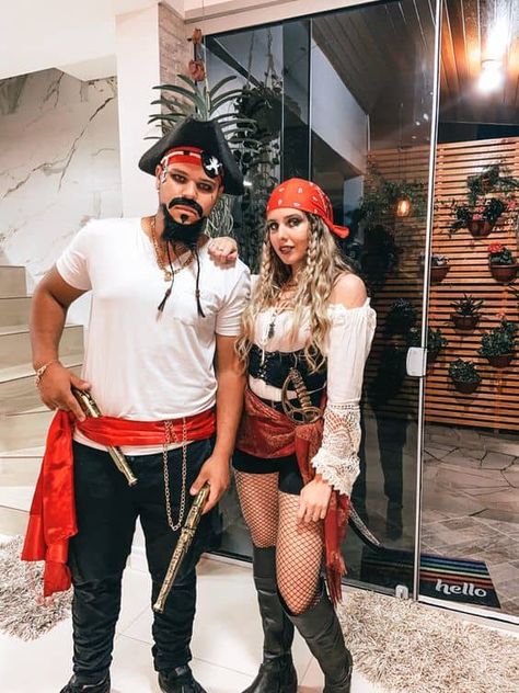 Fred And Daphne Costume, Adult Pirate Costume, Diy Karneval, Fun Halloween Costumes, Pirate Costume Diy, Daphne Costume, Costumes For Couples, Pirates Life, Pirate Halloween Costumes