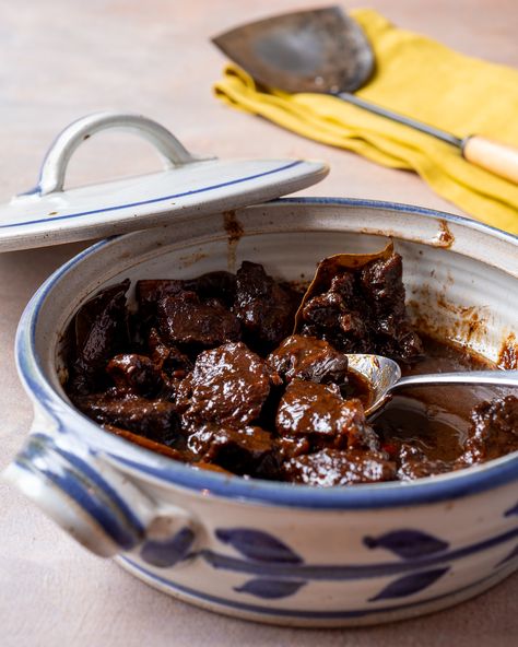 This red braised beef (hóngshāo niúròu - 红烧牛肉) is a savory, delicious dish that’s also very simple to make! As the weather cools, make a big pot of this Chinese beef stew to serve over rice, with a veggie of your choice! Source: thewoksoflife.com Asian Braised Beef, Chinese Beef Stew, Sauce Over Rice, Braised Beef Recipes, Boneless Beef Short Ribs, Chinese Beef, Serve Over Rice, Ginger Slice, Brown Sauce