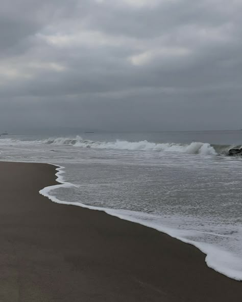 Dark Beach, Collage Des Photos, Cloudy Weather, When You Sleep, Foto Ideas Instagram, Radiohead, Beach Aesthetic, Beach Vibe, Instagram Story Ideas