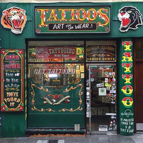 Tattoo Booth Ideas, Tattoo Parlor Aesthetic, Tattoo Studio Decoration Ideas, Tattoo Studio Aesthetic, Tattoo Shop Aesthetic, Tattoo Sign, Tattoo Shop Interior, Private Tattoo Studio, Tattoo Shop Decor