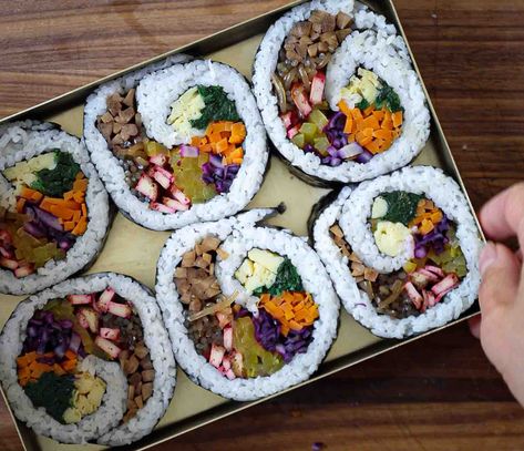 How To Make 4 Stunning Korean Kimbap Recipes. - The Korean Vegan Korean Sauces, Korean Kimbap, Sushi Cakes, The Korean Vegan, Boiled Spinach, Tableware Inspiration, Korean Vegan, Vegan Fried Chicken, Watercolor Food Illustration