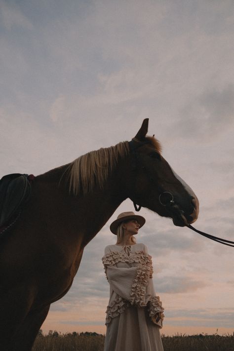 Horse Photoshoot Aesthetic, Fashion Shoot With Horse, Vogue Horse Photoshoot, English Horse Photoshoot, Photoshoot Horse Ideas, Editorial Horse Photoshoot, Horse Esthetics, Cowgirl And Horse Photography, Horse Photoshoot Ideas Outfit