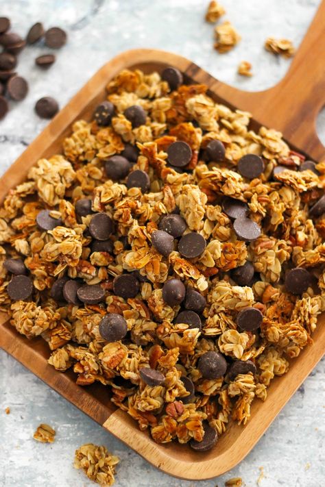 5-Ingredient Chocolate Chip Granola Recipe is an easy and healthy breakfast, snack, or topping option for yogurt and ice cream. Granola Recipe Chocolate, Chocolate Chip Granola Recipe, Chocolate Granola Recipe, Healthy Granola Recipe, Chocolate Chip Granola, Easy Granola Recipe, Easy Homemade Granola, Granola Recipe Healthy, Protein Granola