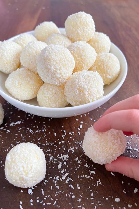 Now with just a few simple ingredients you can make homemade coconut Raffaello truffles – a version of the shop-bought ones at home. I twisted the original recipe to a 5-element one to get the perfect balance of flavours. Take a look! Raffaello Chocolate, Coconut Balls, How To Roll, 5 Elements, Easy Baking Recipes Desserts, Indian Desserts, Roll Cake, Balls Recipe, Easy Baking Recipes