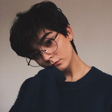 Instagram post by Emily Nicole Levy • Jan 26, 2018 at 6:52pm UTC Tomboy Haircut, Androgynous Haircut, Androgynous Hair, Tomboy Hairstyles, Short Hair Tomboy, Short Grunge Hair, Girls Short Haircuts, Shot Hair Styles, Mother Teresa