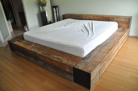 Simple lines in this reclaimed wood, but I love the impression of BIG timbers all through the design.  Very well thought out. Rustic Platform Bed, Reclaimed Wood Bed Frame, Wooden King Size Bed, Reclaimed Wood Beds, Letto King Size, Platform Bed Designs, Murphy Bed Ikea, King Size Platform Bed, Diy Platform Bed