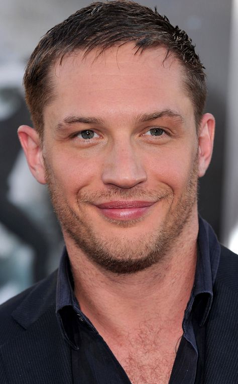 We have a huge crush on Tom Hardy! Those lips! So hot. (Click to see more of our fave Hot British Celebs.) Hot British Actors, Mcu Characters, Frank Grillo, David And Victoria Beckham, Red Carpet Hair, Haircut Tutorial, Hottest Male Celebrities, Dating Women, British Men