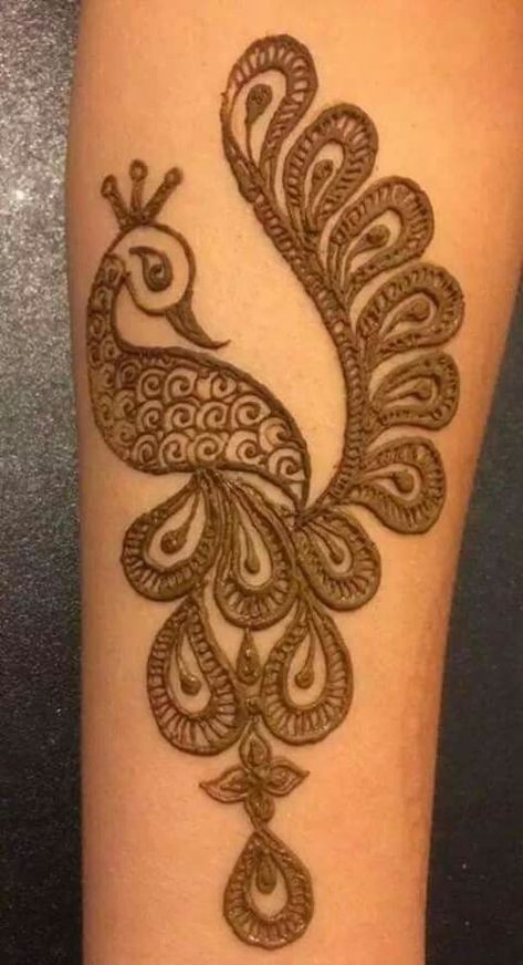 Henna Mehndi is one art we women absolutely love applying. Mehndi is for all occasions, be it wed... Henna Peacock, Peacock Mehndi, Henne Tattoo, Peacock Mehndi Designs, Easy Mehndi Designs, Henna Tutorial, Indian Mehndi Designs, Tato Henna, Arabic Henna