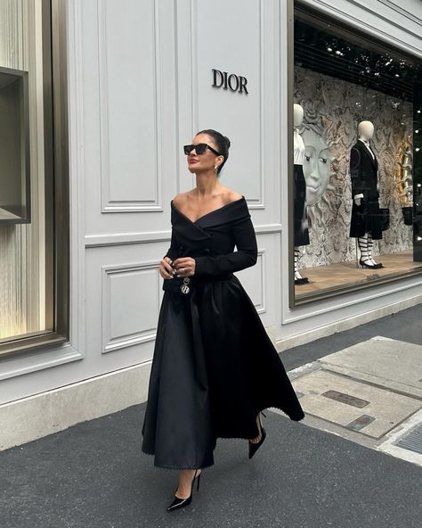 Füsun Lindner | 30 Avenue Montaigne, the heart of Dior… with a little sprinkle of classic Hollywood glam! ✨ @dior | Instagram Classy Black Dresses, Dior Black Dress, Hollywood Glam Dress, Black And White Cocktail Dresses, Dior Dresses, Halter Bodycon Dress, Black Dresses Classy, Black Pleated Dress, Dior Dress