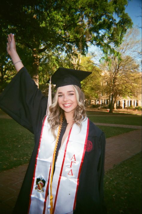 USC gamecocks college graduation pictures, sorority, grad pics, south carolina Graduation Ceremony Pictures, Graduation Photo Shoot Ideas College, Aesthetic Grad Pics, Vintage Grad Photos, Retro Graduation Pictures, Film Grad Photos, Graduation Film Photos, Usc Graduation Pictures, 90s Graduation Pictures