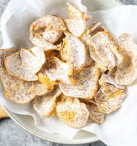 Taro Chips Taro Root Chips, Taro Chips Recipe, Oven Baked Potato Chips, Taro Chips, Fiji Food, Munchies Recipes, Sweet Potato Pudding, Baked Potato Chips, Vegan Nachos Cheese