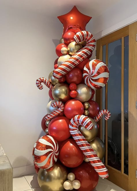 25 Fun Balloon Christmas Tree Ideas - Nikki's Plate Christmas Balloon Decor, Balloon Christmas Tree, Balloon Pillars, Balloon Christmas, Balloon Tree, Christmas Balloon Decorations, Holiday Balloons, Bubblegum Balloons, Traditional Holiday Decor