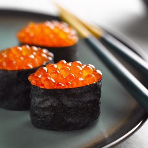 食 Professional Food Photography, Sushi Love, Nigiri Sushi, Salmon Roe, Sushi Time, Sushi Recipes, Japan Food, I Love Food, Japanese Food