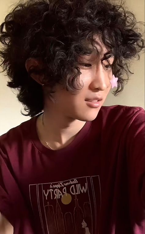 Curly Ftm Haircuts, Curly Queer Hairstyles, Ftm Haircuts Curly, Androgynous Curly Hair, Sean Kwak, Unisex Haircuts, Ftm Haircuts, 2c Hair, 3a Curls