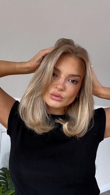 Medium Short Hair Inspiration, Hair Long Bob Blonde, Mid Length Volume Hair, Medium Blonde Lob, Lived In Short Blonde Hair, Lob Fine Hair Straight, Mid Length Hair Styling, Short Blonde Balayage Hair, Brown Hair Mid Length