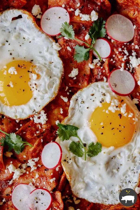 Green Chilaquiles Recipe, Chilaquiles Breakfast, Easy Chilaquiles Recipe, Easy Chilaquiles, Breakfast Chilaquiles, Traditional Mexican Breakfast, Fried Tortilla Chips, Egg Brunch Recipes, Chilaquiles Recipe