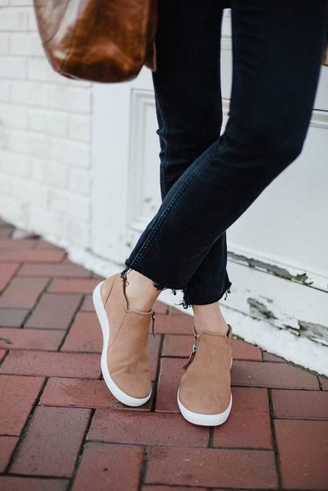 Investment Shoes, Marie Von Behrens, Best Casual Shoes, Lauren Mcbride, Sneaker Outfits, Shoes Ideas, Minimalist Shoes, Casual Sneakers Women, Style Blogger