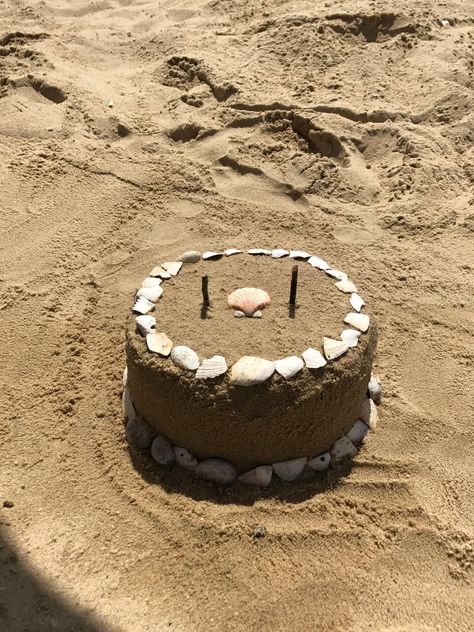 Sand Birthday Cake, Sand Ideas At Beach, Birthday Pics On Beach, Beach Sand Ideas, Sand Sculpture, Sand Sculptures Easy The Beach, Sand Castle Ideas, Birthday Story Ideas, Beach Birthday Photoshoot