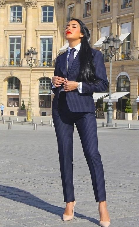 Office Wear Dresses, Stylish Office Wear, Women Lawyer, Business Dress Women, Women Necktie, Women Wearing Ties, Woman In Suit, Lawyer Fashion, Look Office