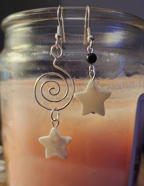 diy spiral star earrings Diy Homemade Jewelry, Spiral Star, Wire Jewelry Earrings, Earring Inspo, Homemade Earrings, Jewerly Making, Earrings Diy, Star Diy, Diy Wire Jewelry