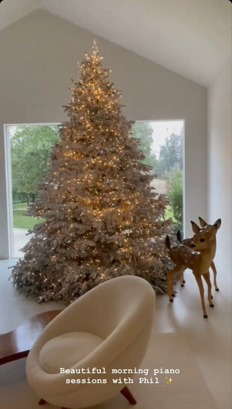 Kardashian Christmas Tree, Kim Kardashian Christmas, Kardashian Christmas, Luxury Christmas Decor, Luxury Christmas Tree, Study Buddy, Black Christmas Trees, Christmas Themes Decorations, Christmas Tree Inspiration